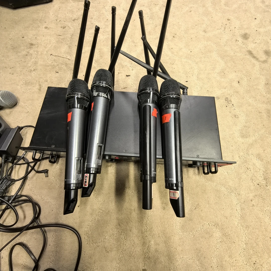 不包邮。麦恒一拖二无线话筒一套，成色般。保修1个月。