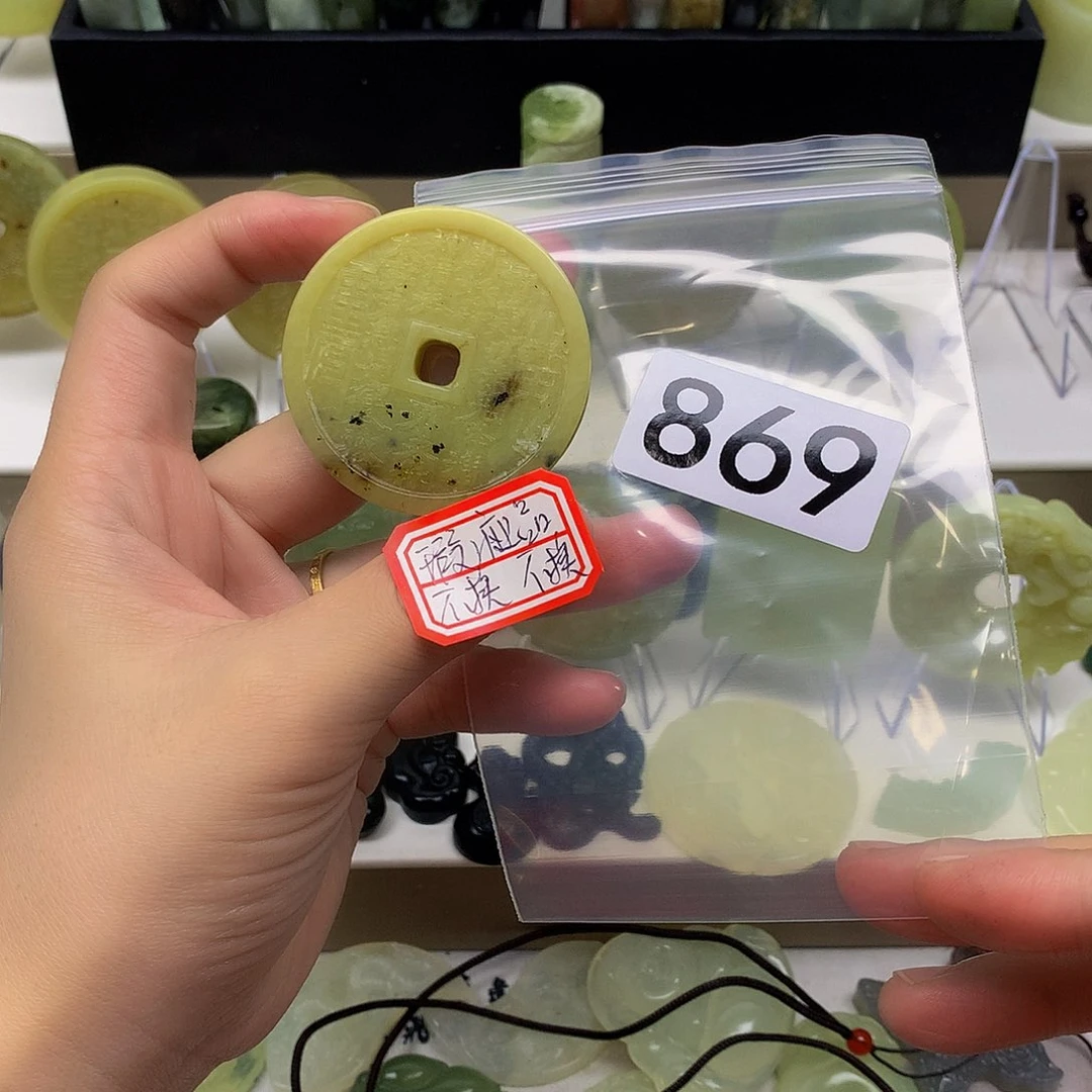 蛇纹石玉颈饰未镶嵌