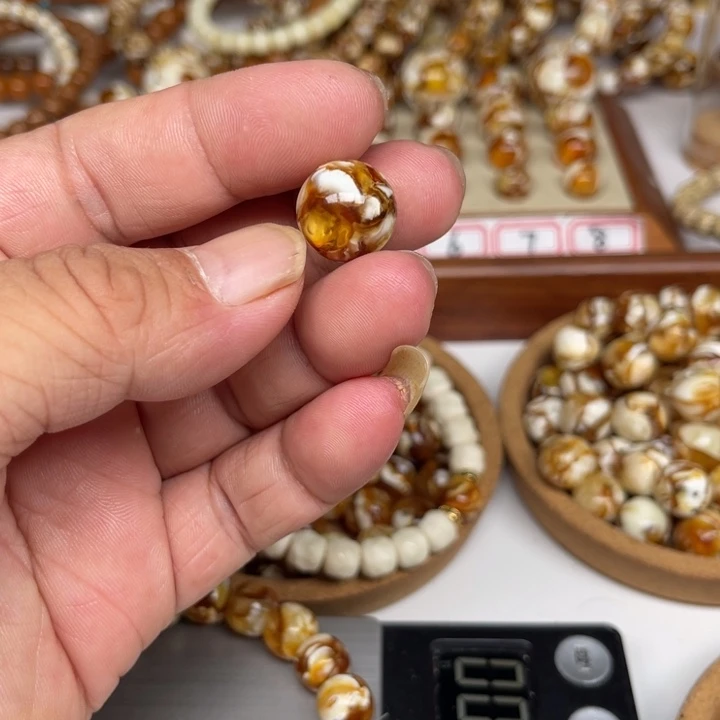 一****未镶嵌琥珀裸石100号