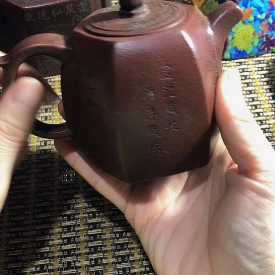 紫砂茶壶原矿泥料手工制作的紫砂壶。