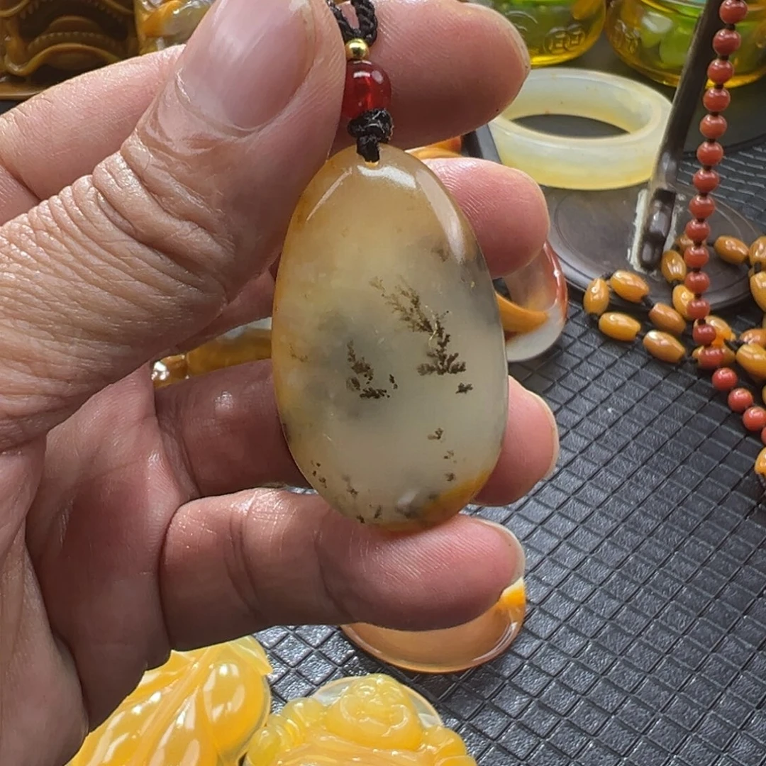 颈饰未镶嵌石英质玉