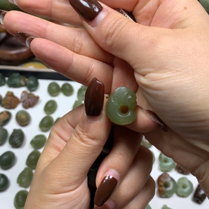 酋***长透闪石质玉未镶嵌挂件猪龙