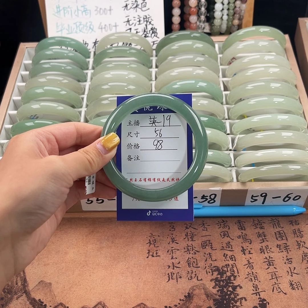 未镶嵌手镯石英质玉我****?