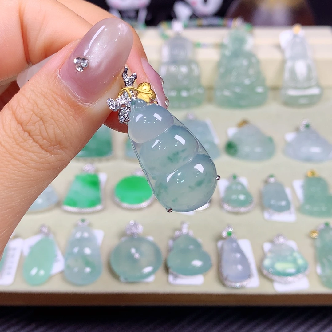 颈饰18K金镶嵌翡翠飘花豆子