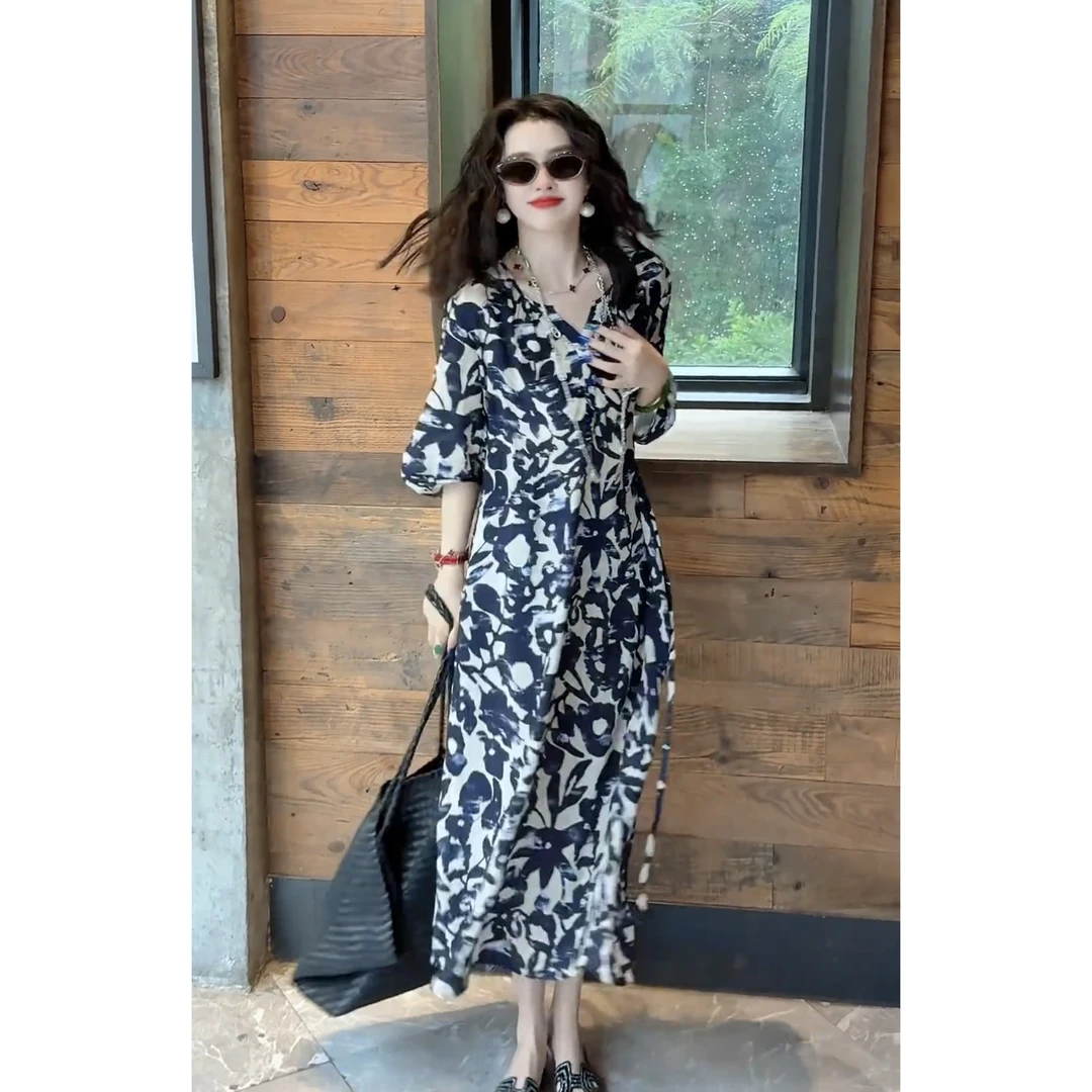 连衣裙夏新款2025碎花显瘦气质洋气时尚夏季复古收腰大码法式宽松