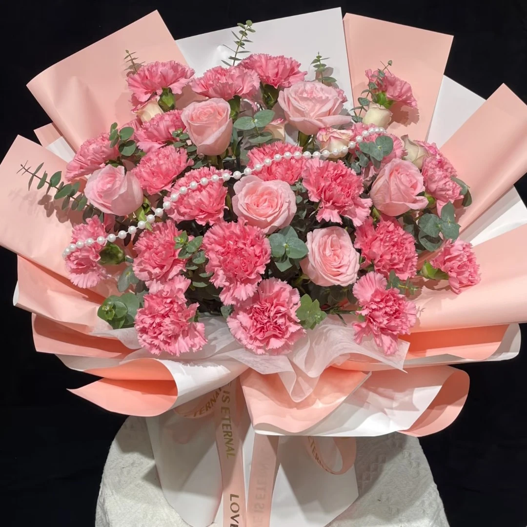 19支粉康乃馨6支戴安娜混搭尤加利叶折射花束