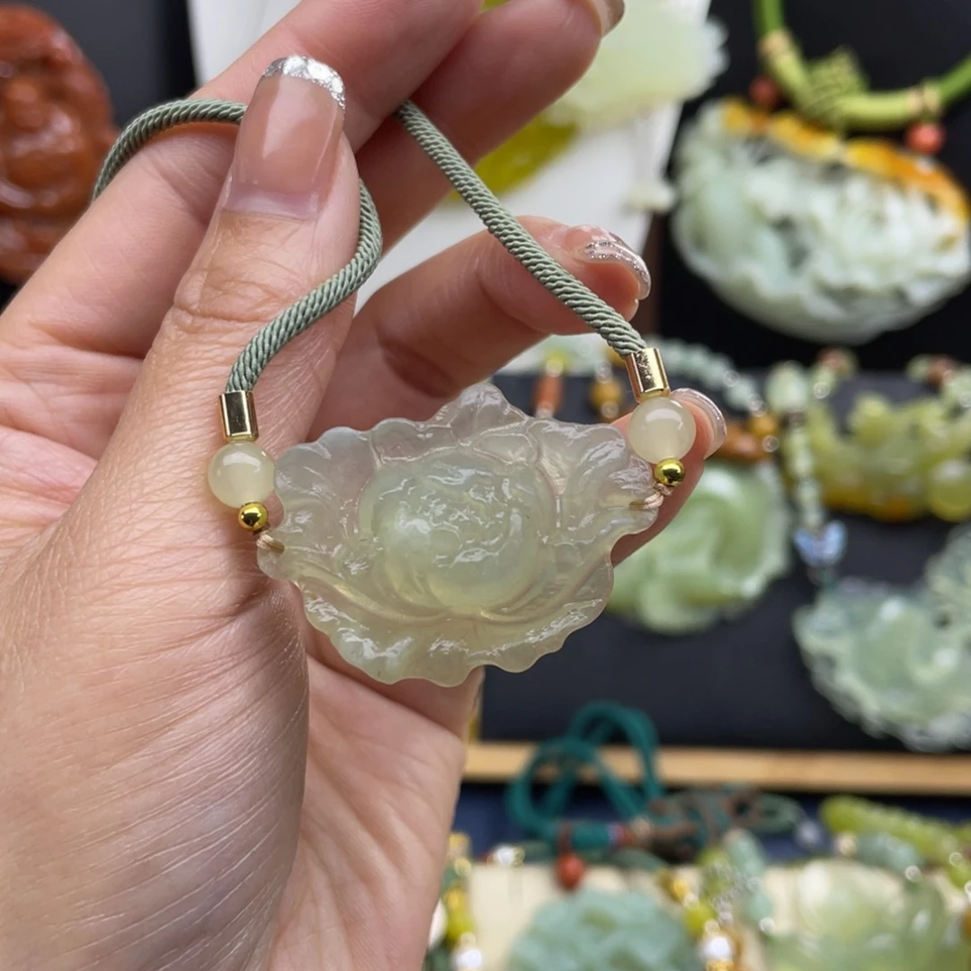 蛇纹石玉未镶嵌颈饰