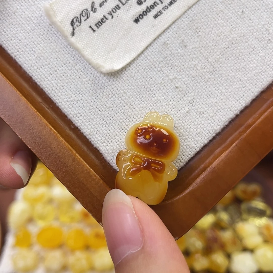 未镶嵌琥珀珠宝奇石小兔子