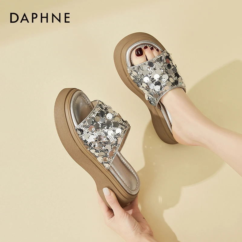 达芙妮时尚银色亮片厚底拖鞋女夏外穿舒适软底一字拖2025新款凉拖