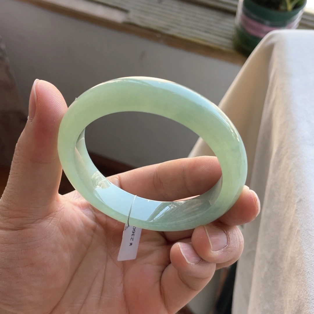 翡翠手镯未镶嵌葡萄肉大圈