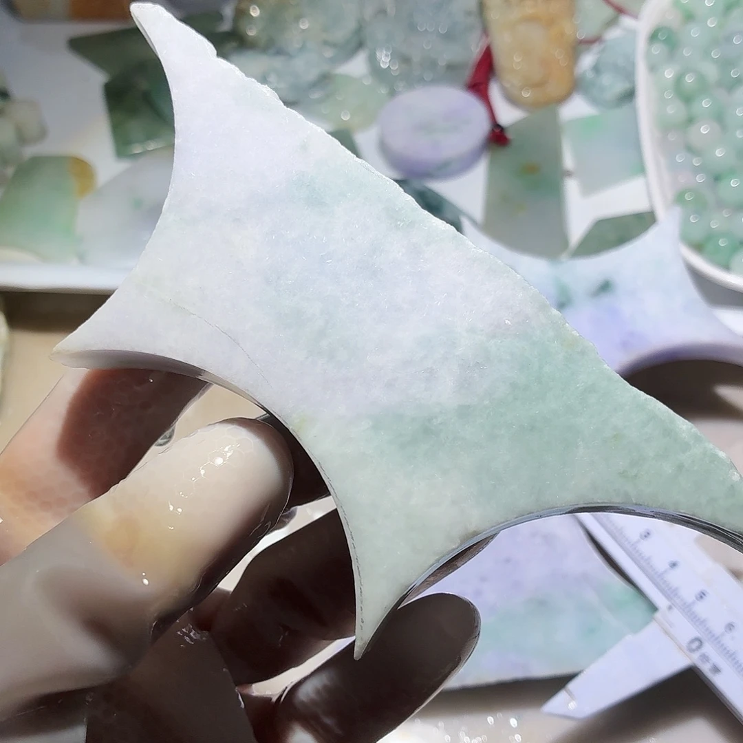 翡翠未镶嵌颈饰边角料