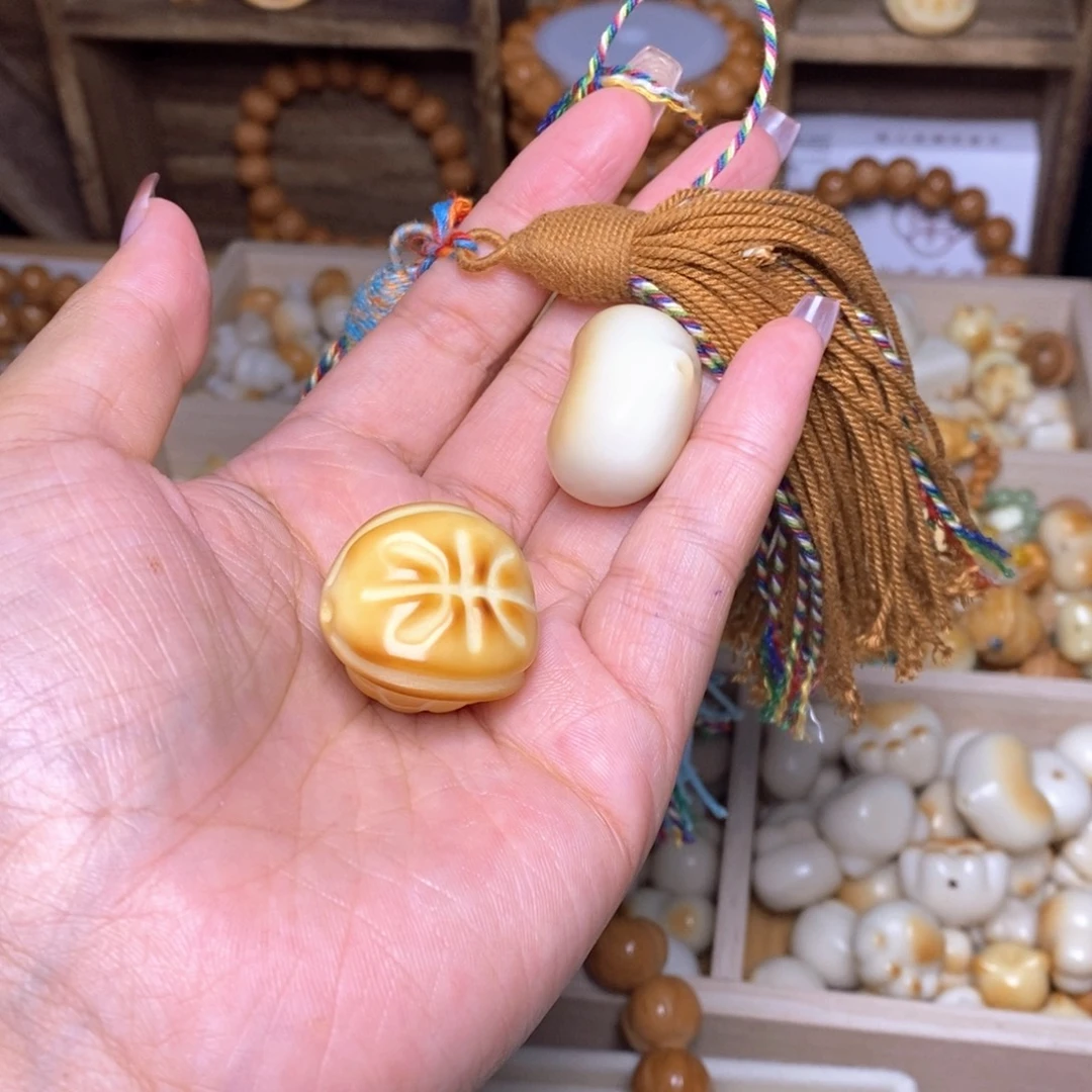 帅***吊坠猴头核桃爱心 金色流苏 富甲