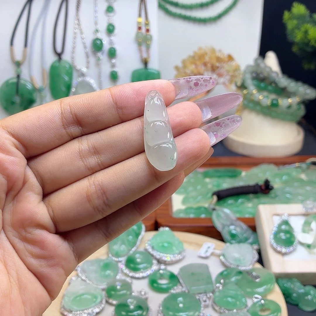 石英质玉（非洲翠）未镶嵌颈饰豆子