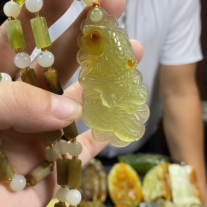 蛇纹石玉未镶嵌颈饰