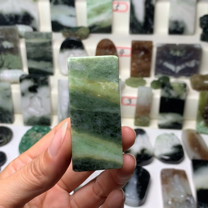 独山玉未镶嵌颈饰