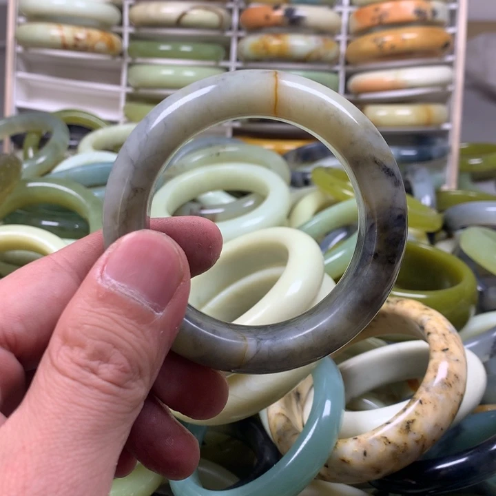 蛇纹石玉手镯未镶嵌