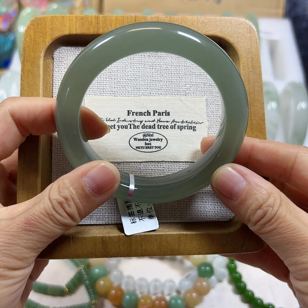 ℳ****石英质玉未镶嵌手镯