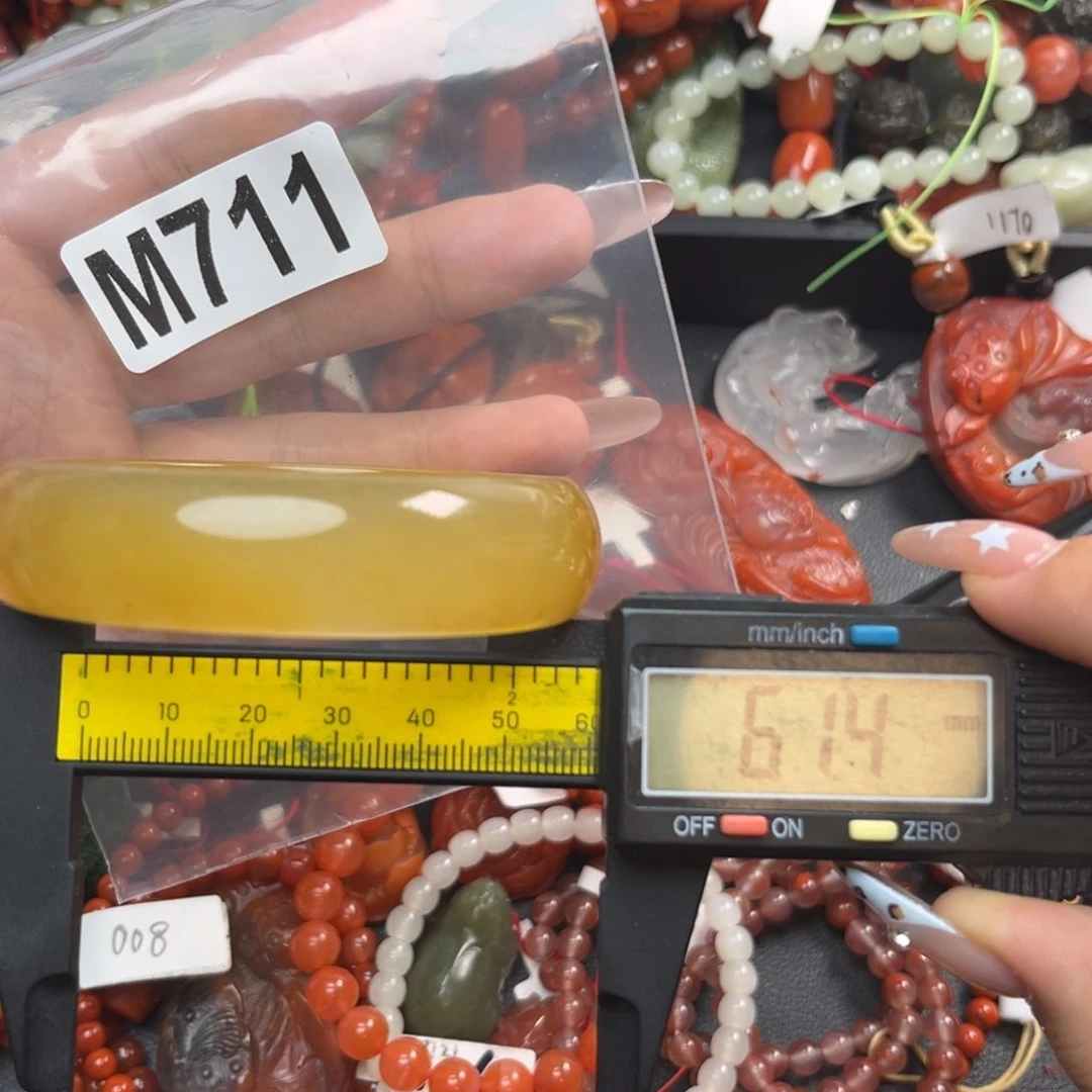 未镶嵌石英质玉（黄龙玉）珠宝奇石