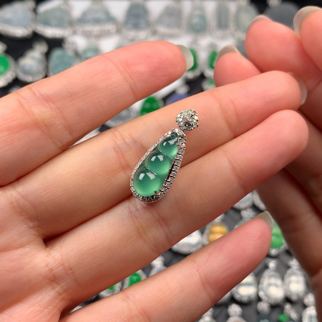 颈饰18K金镶嵌翡翠复古绿豆子