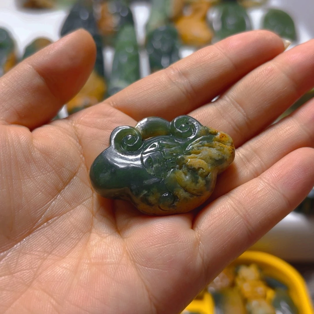 岫岩河磨玉（透闪石质玉）挂件未镶嵌花**?