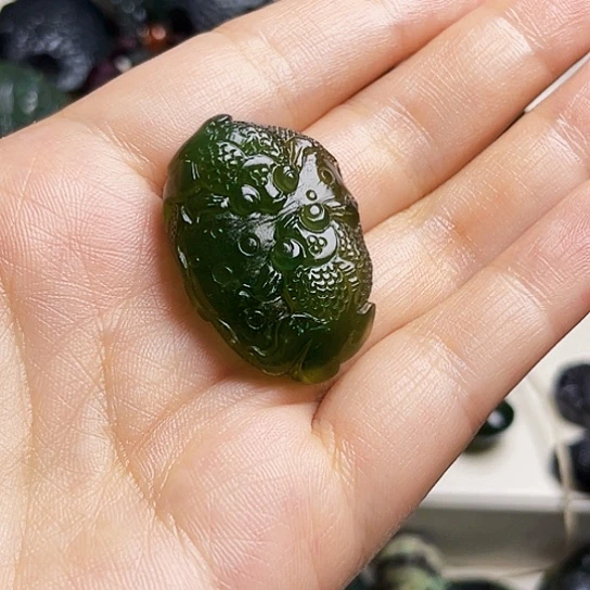 蔚***秀蛇纹石玉未镶嵌颈饰