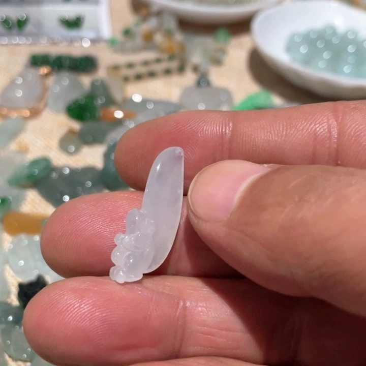 翡翠未镶嵌颈饰兔子