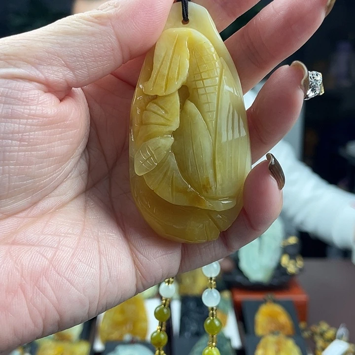 蛇纹石玉未镶嵌颈饰