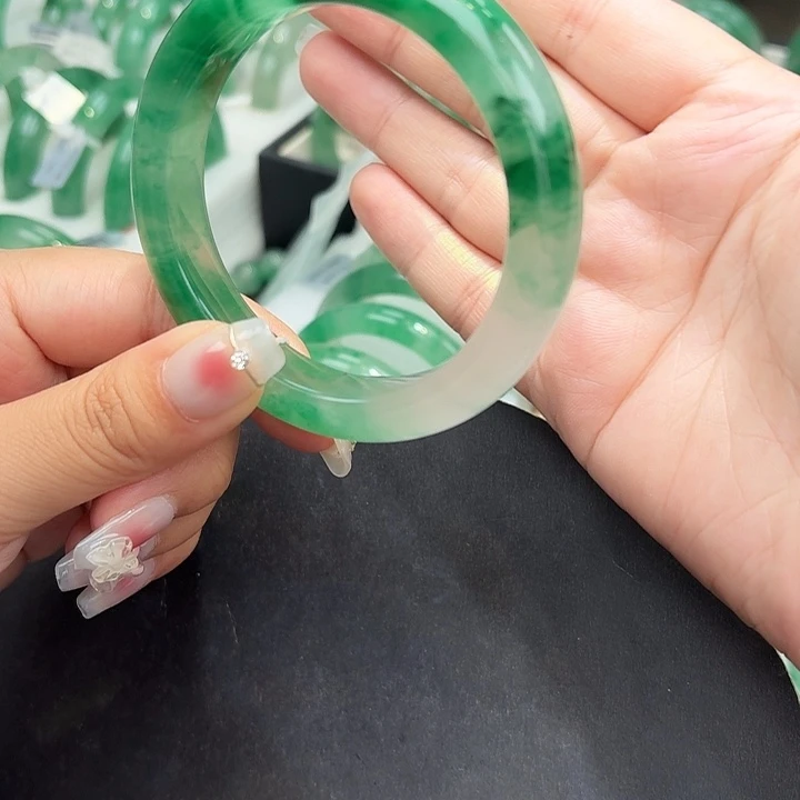 未镶嵌手镯石英质玉（非洲翠）