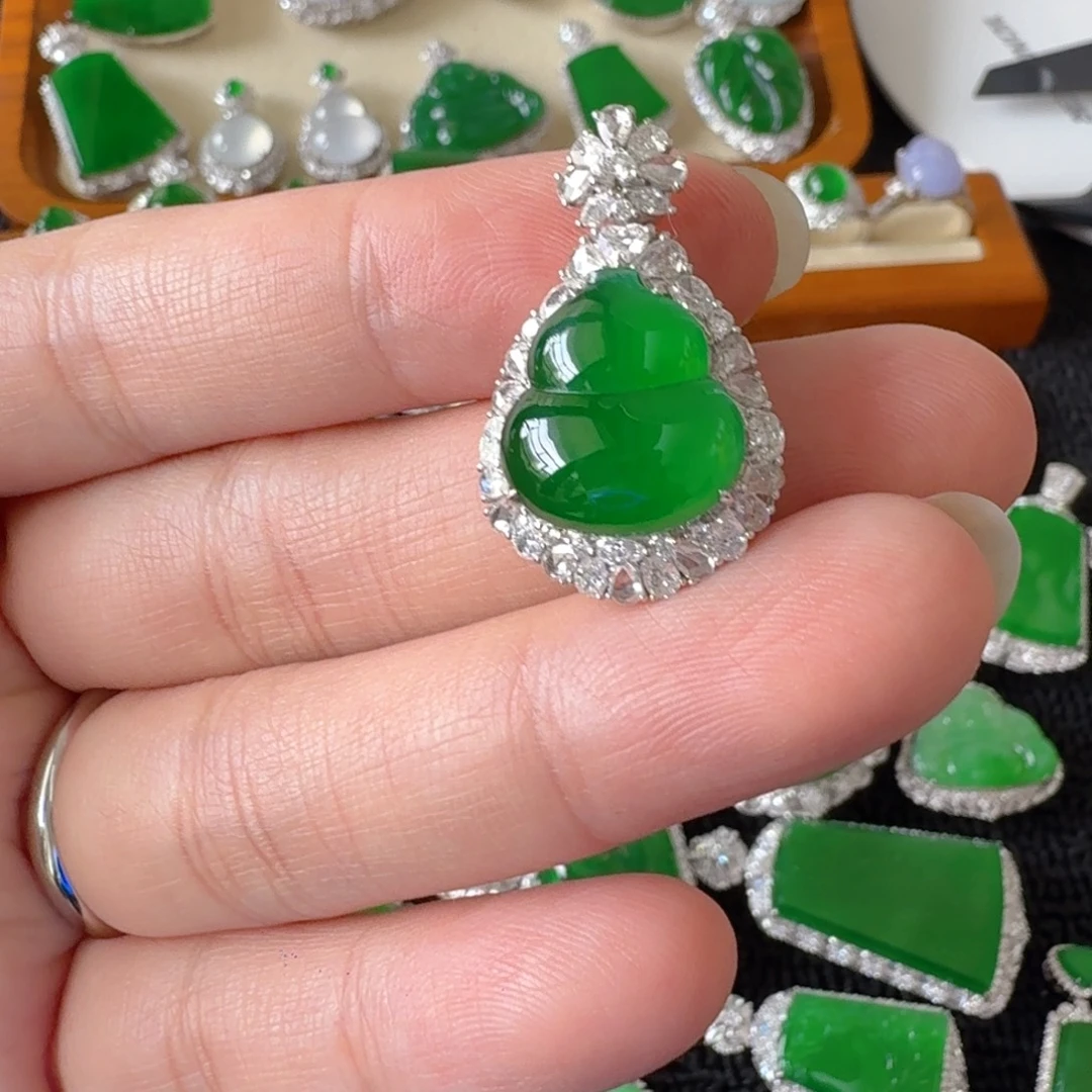 翡翠18K金镶嵌颈饰吊坠