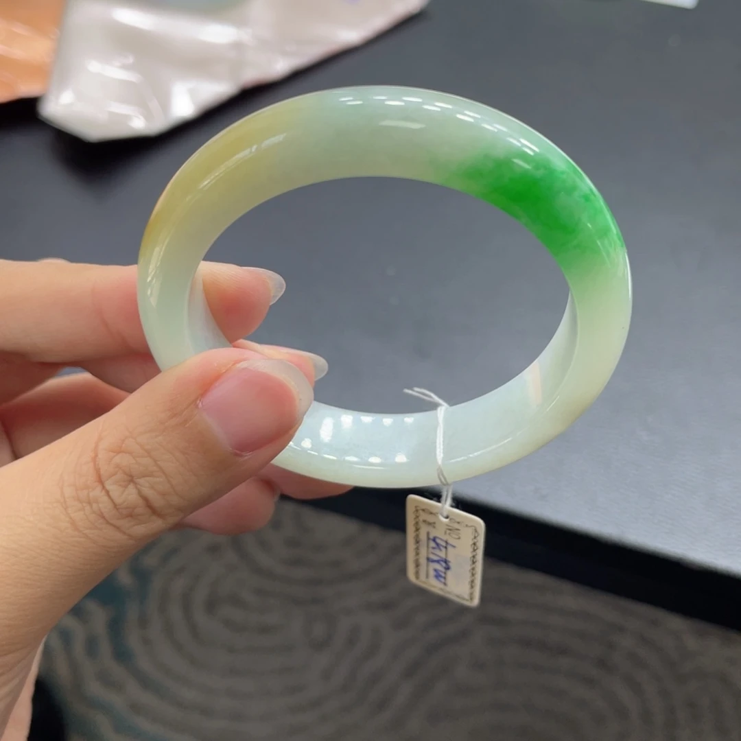 翡翠手镯未镶嵌翡翠