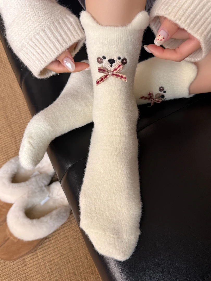 冬季暖色调澳绒蝴蝶结可爱卡通刺绣小熊加厚保暖过冬毛绒卡通袜子