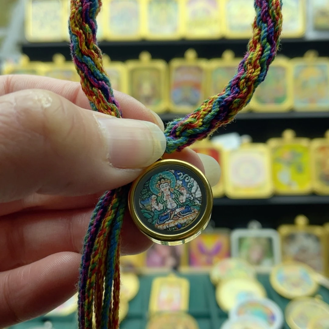 吊坠唐卡等多种形式进行了
