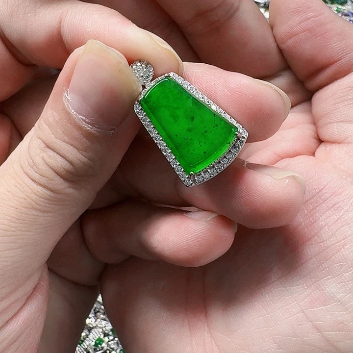 翡翠颈饰未镶嵌天然A货翡翠放漏