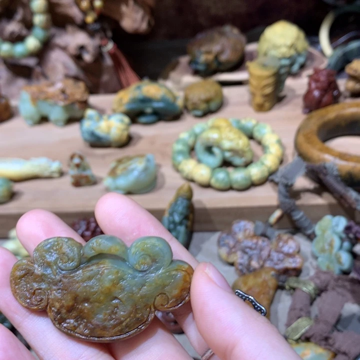 未镶嵌岫岩河磨玉（透闪石质玉）挂件