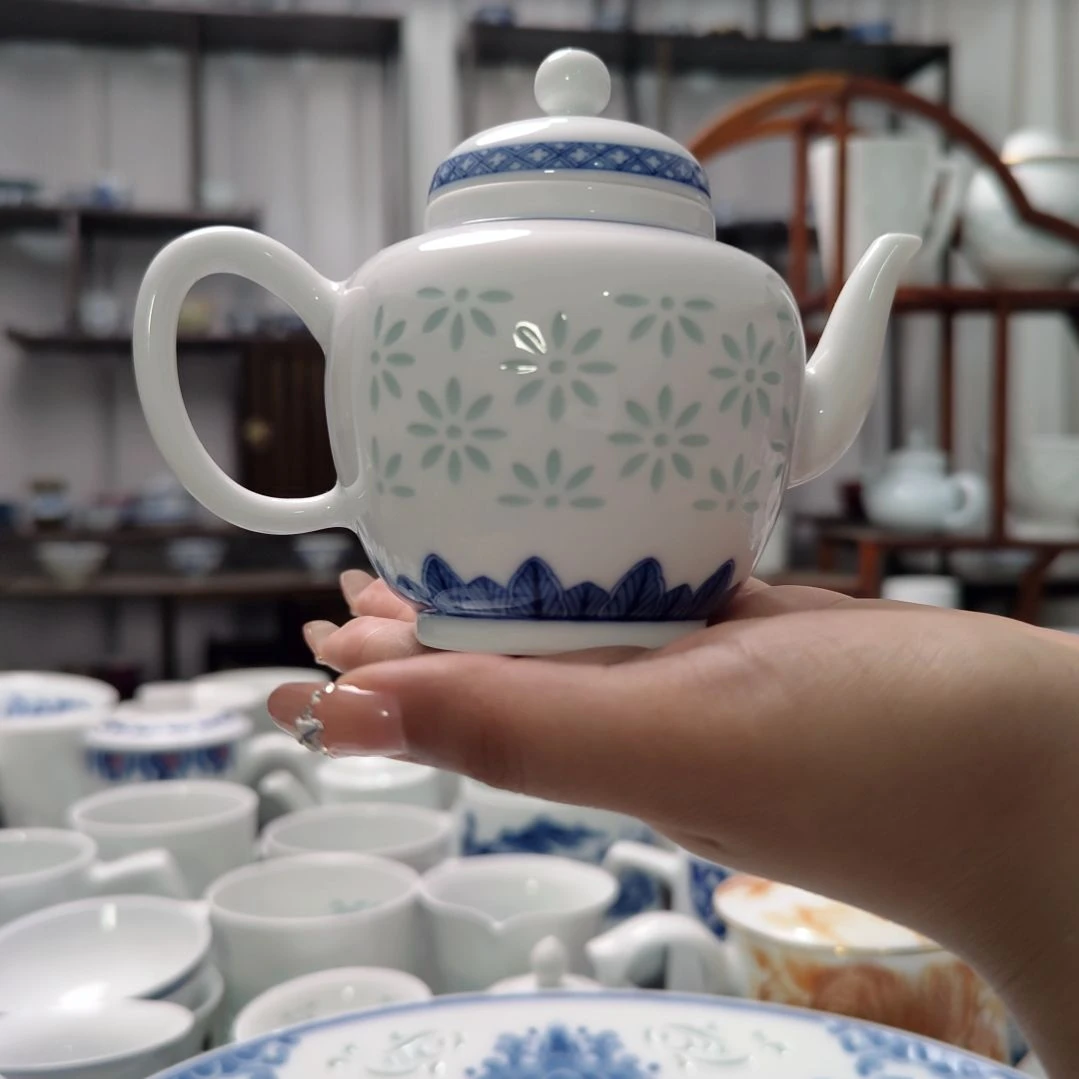 瓷手绘听雨茶壶一个