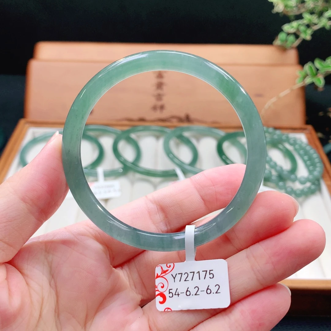 翡翠手镯（圆镯）未镶嵌