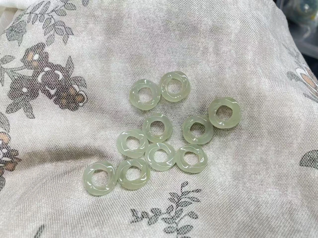 精选新疆和田玉精品莫比乌斯环吊坠多样性发货拍一发一