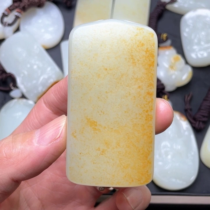 颈饰未镶嵌和田玉（糖玉）