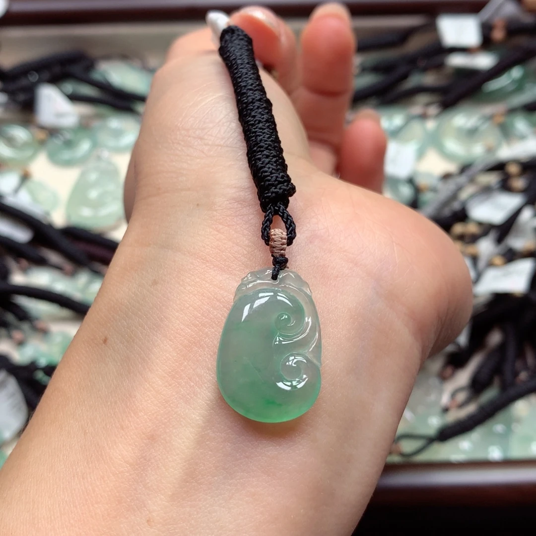 翡翠未镶嵌颈饰如意