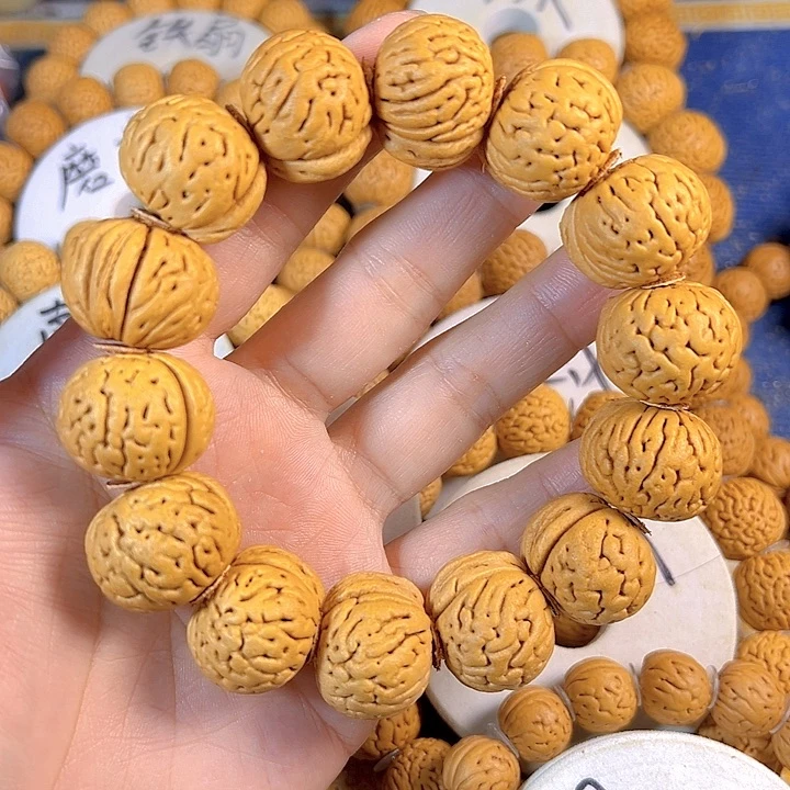 在***上桃核手串国核大肌肉桃核手串