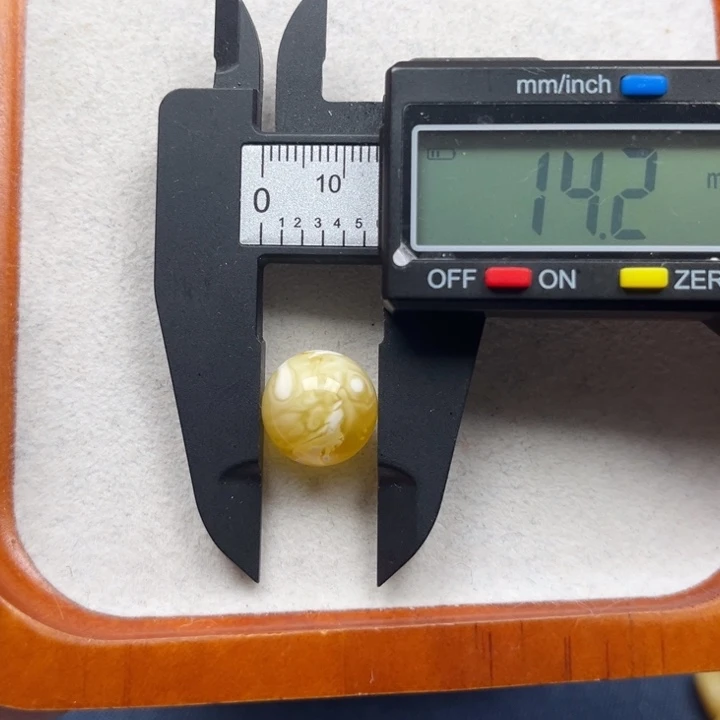 琥珀未镶嵌珠宝奇石M271号金瓷白妖精