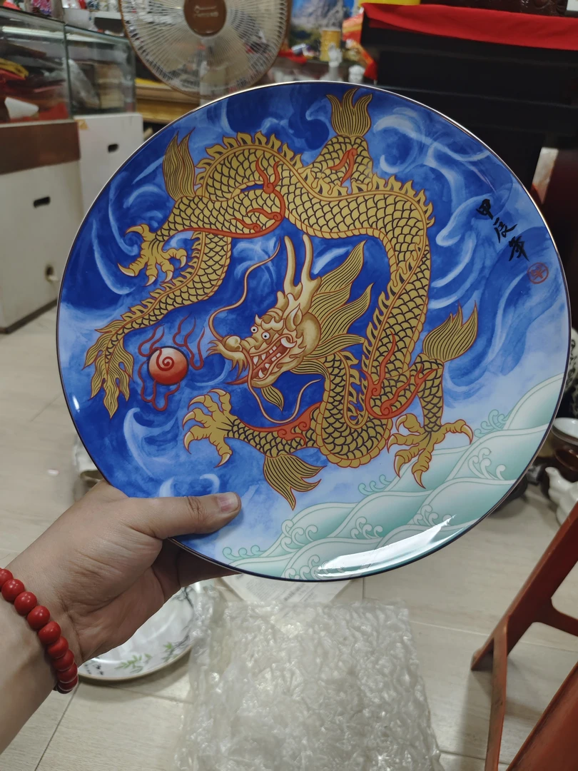瓷片  大龙盘一块，轻微有磨损