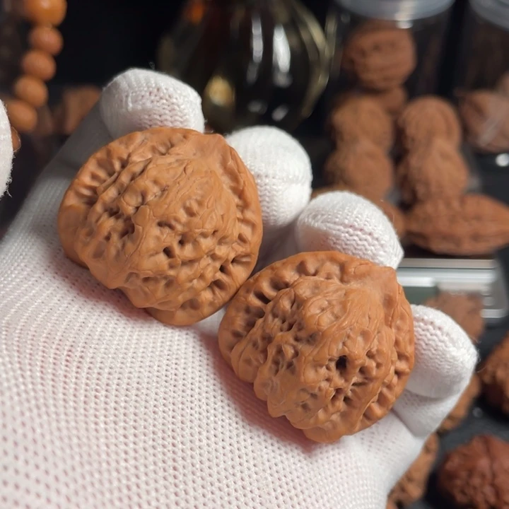 文玩核桃吊坠蜡皮无名，才疏学浅没看出来品种