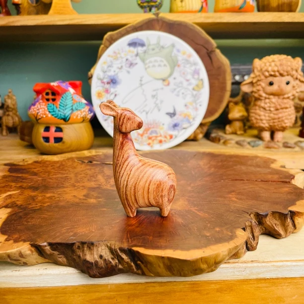 回头鹿红色224摆件