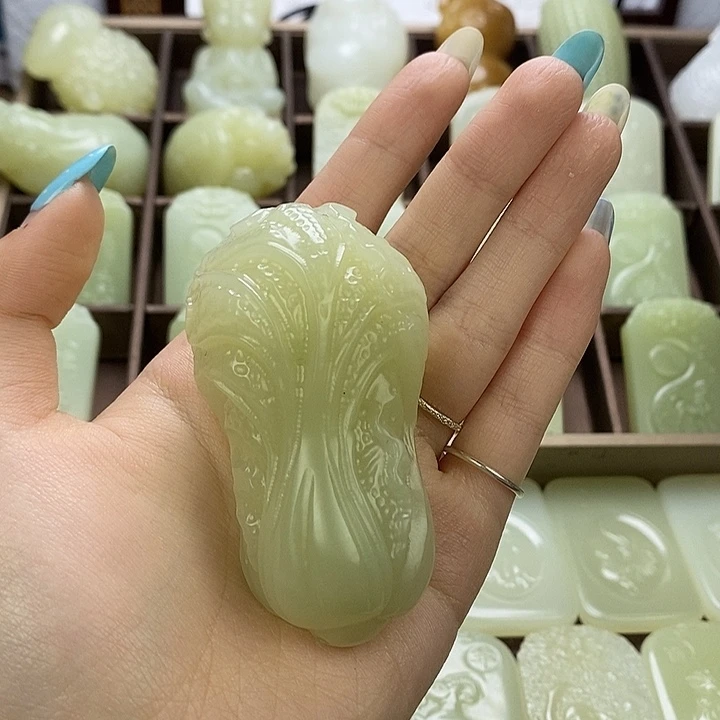 昆仑石白菜手把件