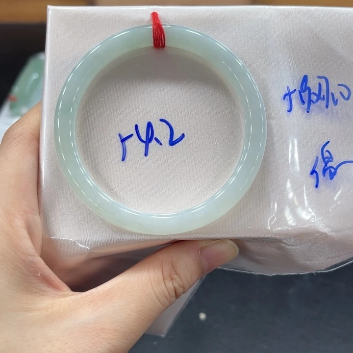 翡翠手镯未镶嵌翡翠