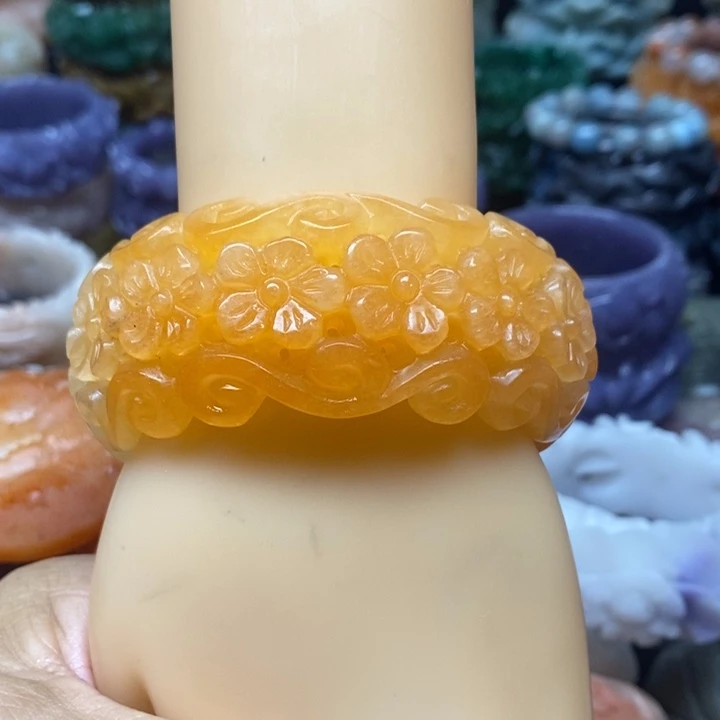 未镶嵌手镯石英质玉（佘太翠）
