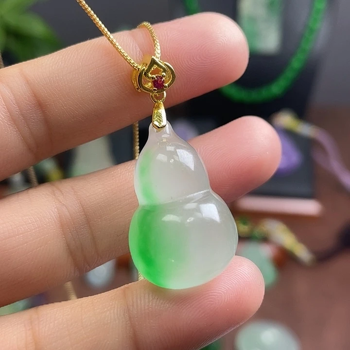 翡翠未镶嵌吊坠(赠链)