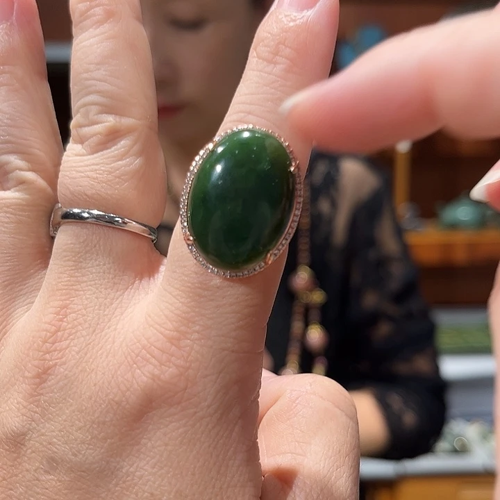 足铂镶嵌岫玉毛衣链