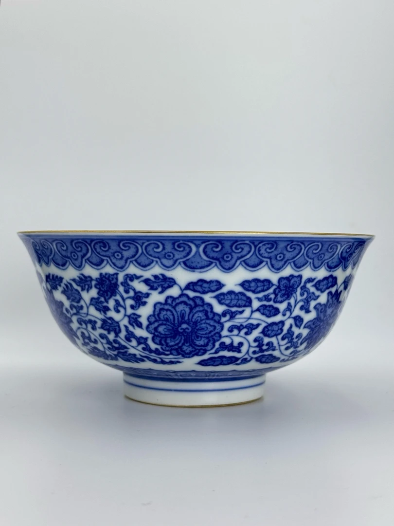 青花缠枝莲松石绿全开片碗